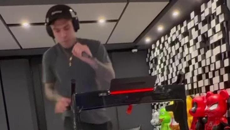 Fedez scivola sul tapis roulant durante le prove di "Battito" per Sanremo