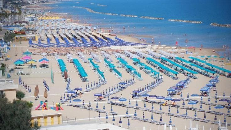 Balneari, una storia italiana. Come è nata e a che punto è arrivata la battaglia sulle spiagge tricolori