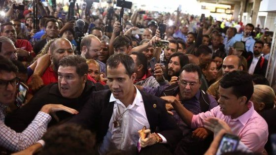 Venezuela, dopo il tour internazionale Guaidó ritorna a Caracas