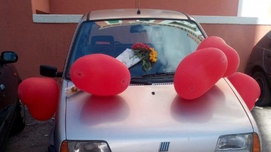 San Valentino, rose e palloncini sull'auto ma è quella sbagliata: nel Tarantino caccia allo spasimante