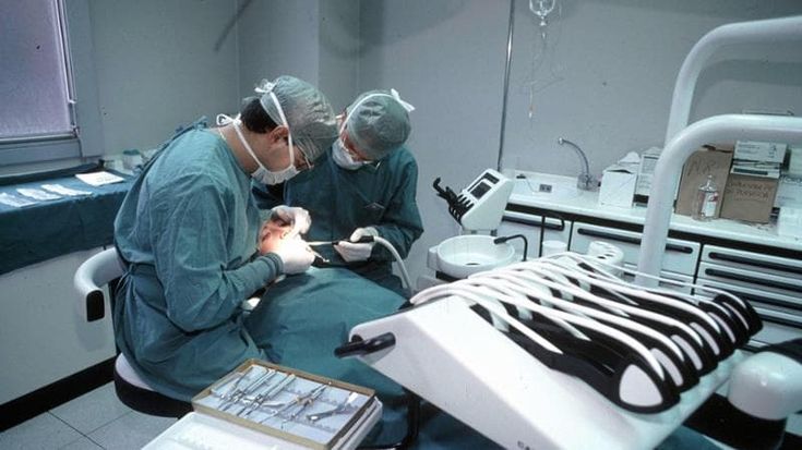 Le tolgono 11 denti per errore, due condanne. “Erano sani, mi hanno rovinata”
