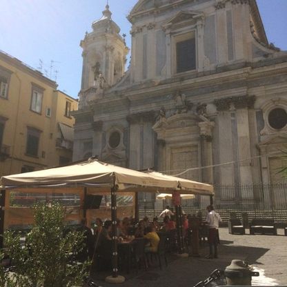 Tavoli e gazebo di una pizzeria sul sagrato dei Girolamini 