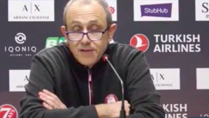 Basket, Olimpia Milano: "Hai fatto tardi e adesso parlo io". Messina attacca il 'nemico' Trinchieri