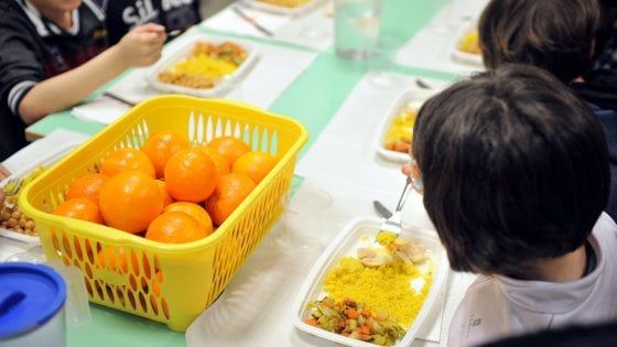 Nelle scuole di Milano la merenda per 20mila bambini è con la frutta: il progetto per l'alimentazione sana 