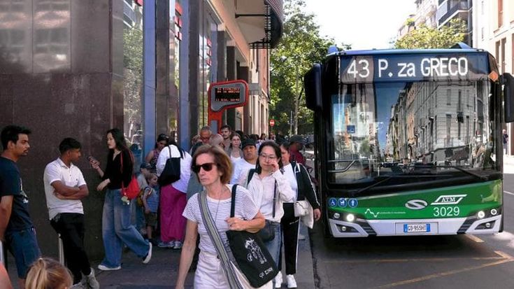 Da Greco a piazza Firenze: il lento viaggio della 43, linea più punita dai tagli alle corse di Atm
