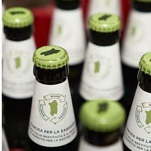 La birra Ichnusa si tinge di verde e rilancia il vuoto a rendere 
