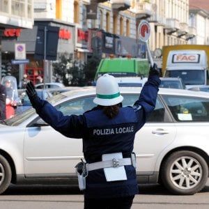 Milano, a 14 anni guida l'auto del papà: "Era la prima volta". Fermato (e multato) dai vigili