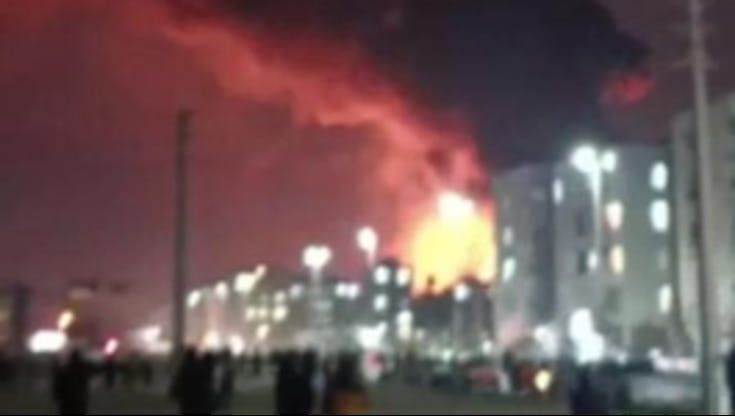 Iran, Israele colpisce gli impianti petroliferi: su Telegram incendi a Naft Shar, Karaji e Teheran