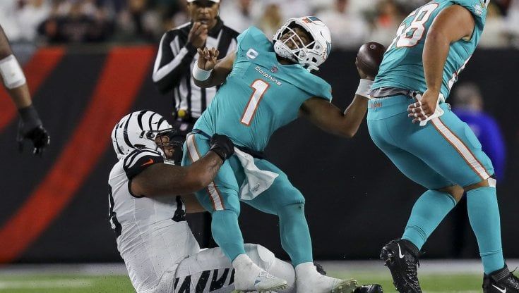 Nfl, Mahomes sconfigge Brady. Allen si riscatta. Gli Eagles volano. Ma è polemica (rovente) sul ko di Tagovailoa 