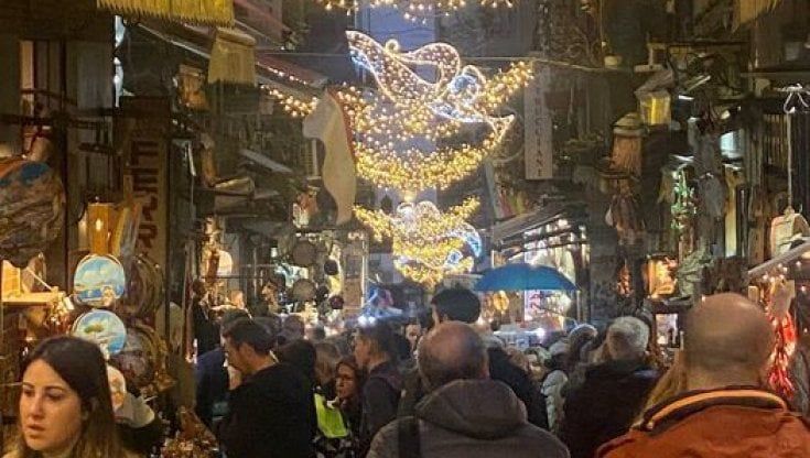 Napoli, accese le luminarie a San Gregorio: via all’Immacolata col pienone di turisti