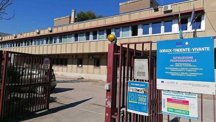 Bari, una caffetteria nella scuola Tridente: al bancone studenti (alcuni con disabilità) per avviarsi al mondo del lavoro