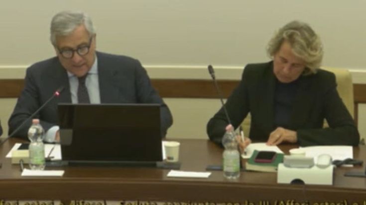 Schlein e Conte a Crosetto: “A Dubai perché?”. La replica: “Errore, mi scuso”. E Meloni lo difende