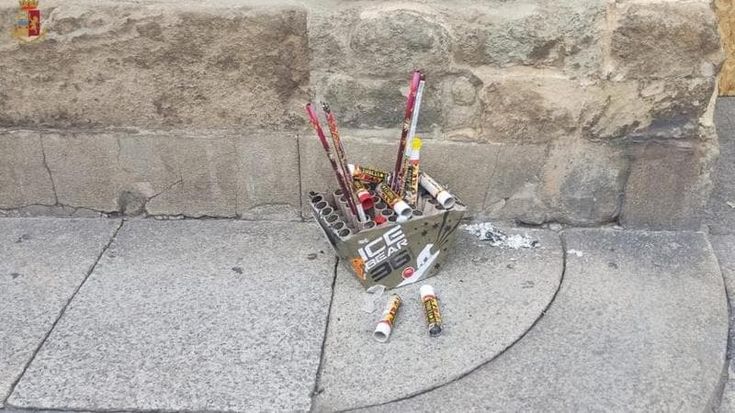 Fuochi d’artificio in piazza Maggiore per festeggiare il matrimonio: sposo denunciato