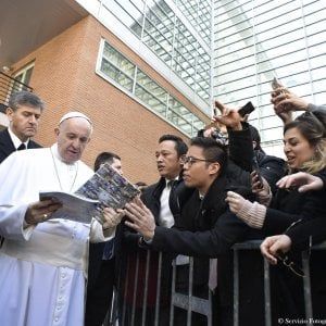 Papa Francesco a Roma Tre, dialogo con gli studenti: "Mancanza lavoro causa suicidi e terrorismo"