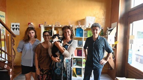 E' la giornata della gentilezza. A Torino il gesto della casa editrice: "Un cappotto e un libro a chi ne ha bisogno"