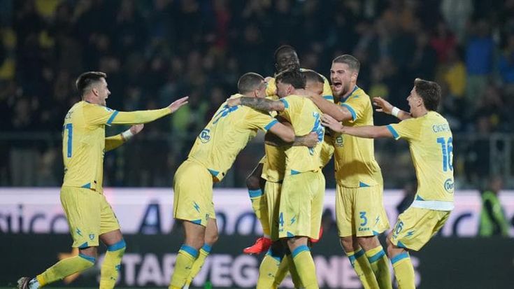 Frosinone in European places: their 5-1 win over Lecce puts them ahead of Napoli and Juve. Raimondo is the top scorer