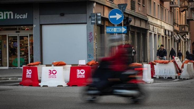 Città 30 a Bologna, la corsa a destra a chi grida di più. Salvini vuole scippare la battaglia a Bignami di FdI
