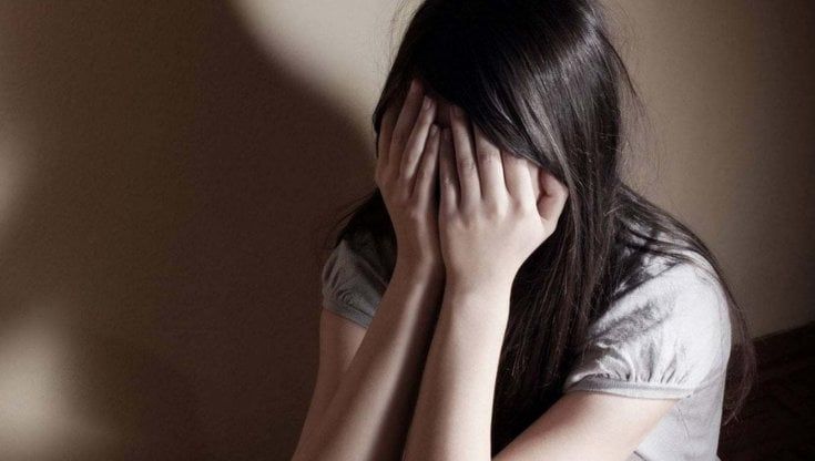 Plagiata e violentata a 15 anni da un sessantenne: "L'ha isolata da tutti. La madre costretta a lasciarle la cena dietro la porta"