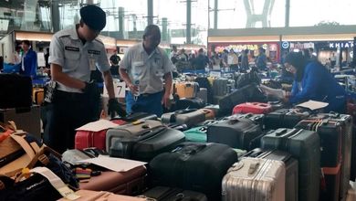 Alluvione a Bangkok, caos all'aeroporto: passeggeri frustrati alla ricerca dei 5600 bagagli bloccati