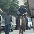 Usa, afroamericano arrestato e trascinato da due agenti a cavallo. La polizia si scusa