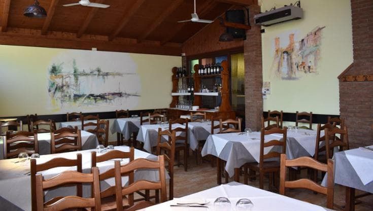 Conto sbagliato, paga il pranzo 400 euro in più, appello del ristoratore per trovarlo: “Voglio restituirgli i soldi”