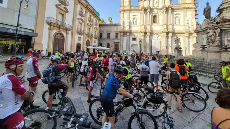 Pista ciclabile in via Roma, la protesta delle associazioni: “Progetto insicuro, ritiratelo”