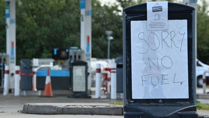 La benzina scarseggia dopo la Brexit: la Gran Bretagna mette in allerta l'esercito