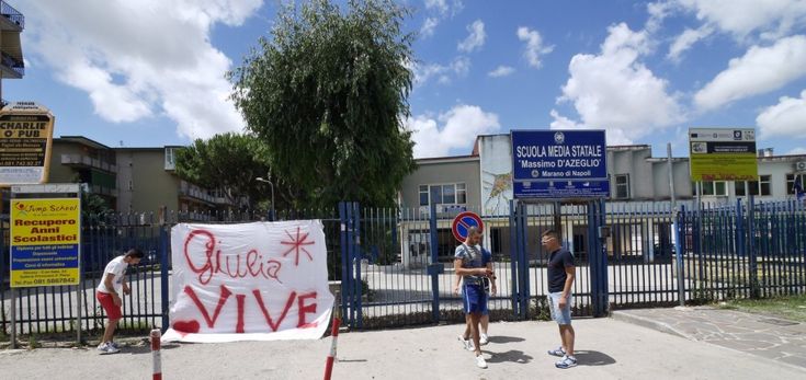 Marano, fiori davanti alla scuola di Giulia e di Salvatore