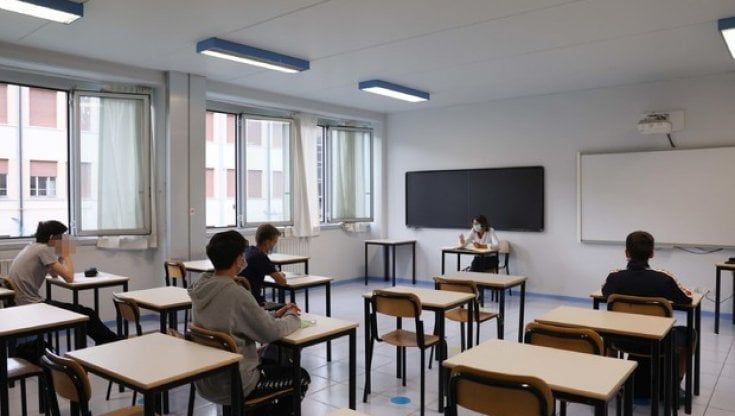 Covid, cosa serve per il rientro a scuola. L'epidemiologo: "In presenza solo se vaccinati" 