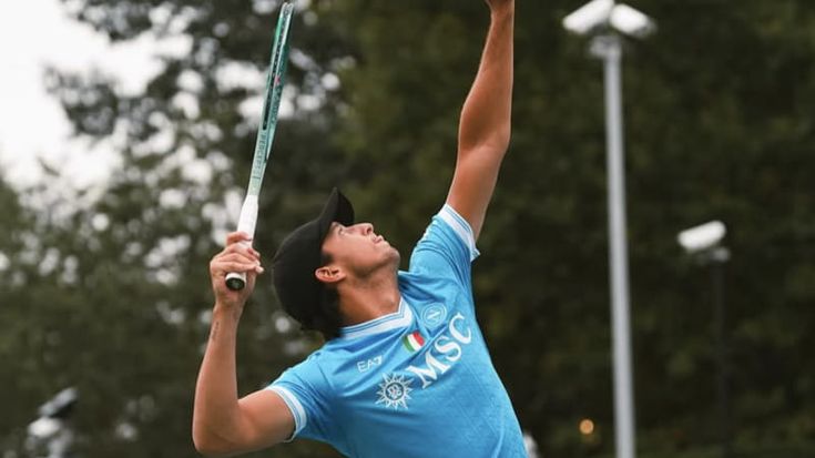 Tennis, Darderi si allena con la maglia del Napoli agli Us Open, il club: “In bocca al lupo!”