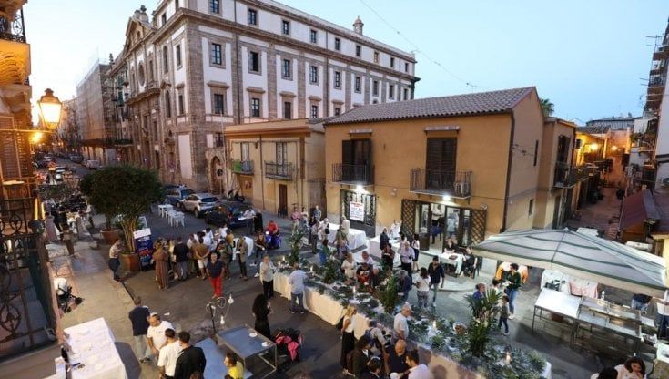 Palermo, chef e residenti della Kalsa cucinano su una tavola di 10 metri