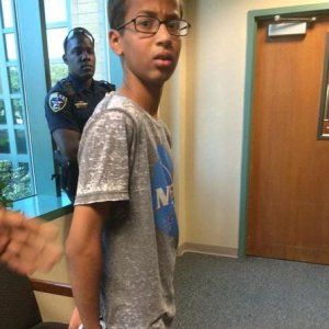 Usa, 14enne arrestato perché il suo orologio sembra una bomba. Obama: "Portalo a me"
