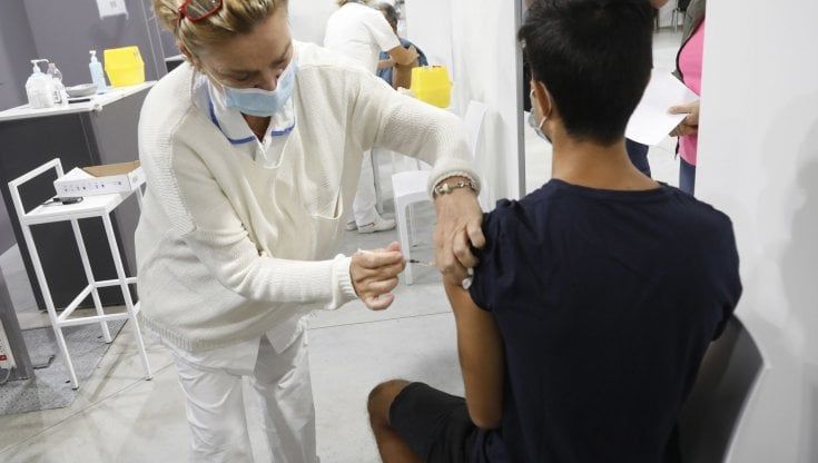Terze dosi, l’intoppo delle scorte e corsa a Pfizer: ma le fiale sono poche