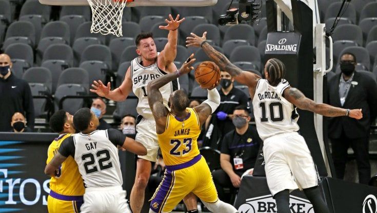 Basket, Nba: LeBron fa mille in fila in doppia cifra. Becky Hammon prima donna in panchina
