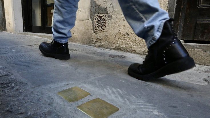 Pietre d'inciampo, quei piccoli cuori che resistono dentro la città