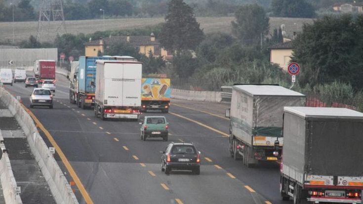 Accoltellata in un’area di sosta dell’autostrada a Santo Stefano, fermato l’ex marito per tentato omicidio