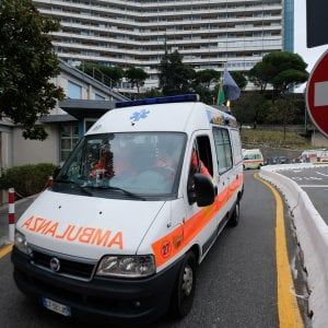 Bari, incendio in una palazzina: i vigili del fuoco salvano due anziani e la loro nipotina