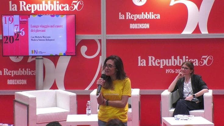 "Lungo viaggio nel cuore dei giovani", dialogo con Michela Marzano al Salone del libro
