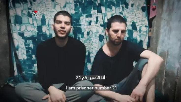 Hamas diffonde il video di due ostaggi: "Fateci liberare! Per quanto dobbiamo ancora soffrire?"