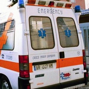 Cade da cinque metri, operaio ferito