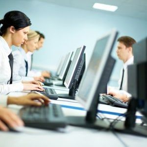 Stereotipi e discriminazioni in ufficio, anche la voce può ostacolare la carriera