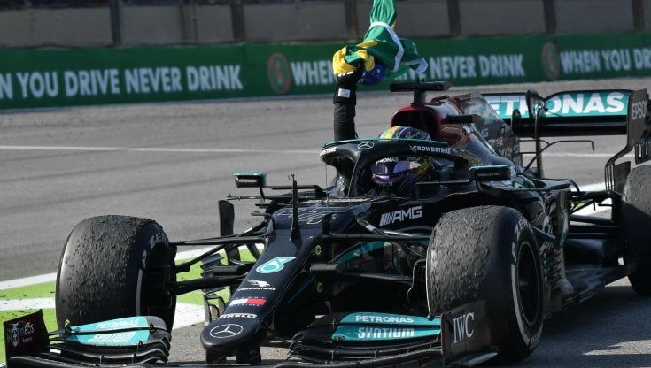 Hamilton fa un capolavoro in Brasile e riapre il mondiale. Verstappen è secondo