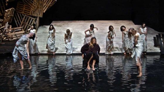 Napoli teatro Festival, il sipario del Sannazaro si alza su “Troiane – Variazione con barca” di Lina Prosa