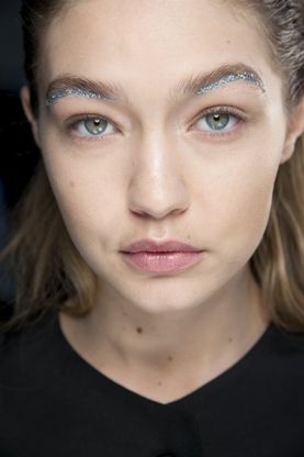 Tutte come Gigi con le sopracciglia glitter