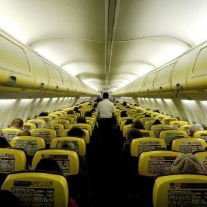 Germania, atterraggio di emergenza per un aereo Ryanair: 33 ricoverati