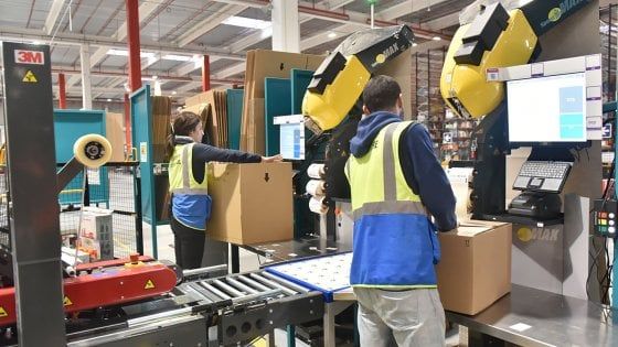 Nella spesa online dei milanesi vincono acqua, banane e latte: in città ordini come a Los Angeles