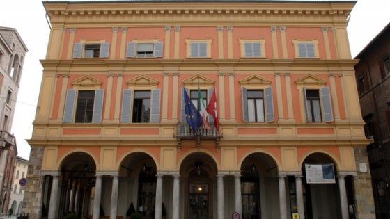 Piacenza, 50 indagati al Comune: "Timbravano e andavano a fare la spesa"