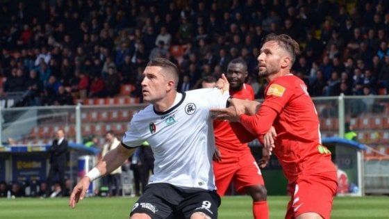 Serie B, Palermo vicinissimo alla vetta: colpo a Benevento. Pazzo Spezia: da 0-2 a 3-2 all'Ascoli