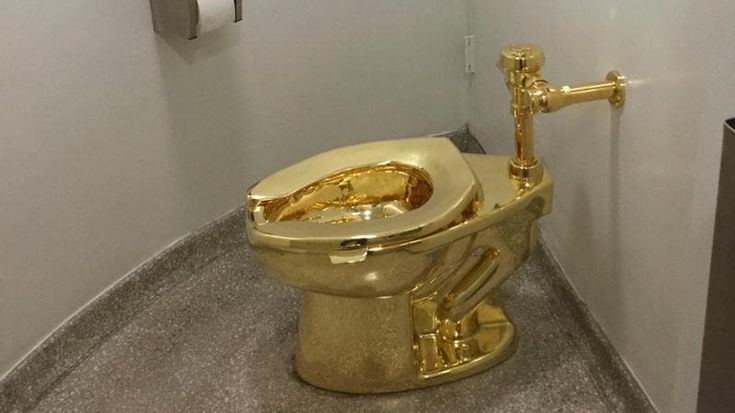 Cattelan: “America sei nuda di fronte a un water d’oro”