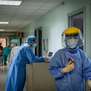 Covid, assunti in Emilia-Romagna 3.261 medici e infermieri e raddoppiati i letti in terapia intensiva 